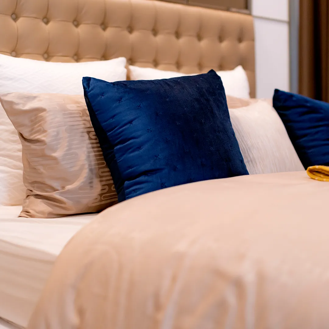 Dormitorio con cama bien hecha y ropa de cama acogedora